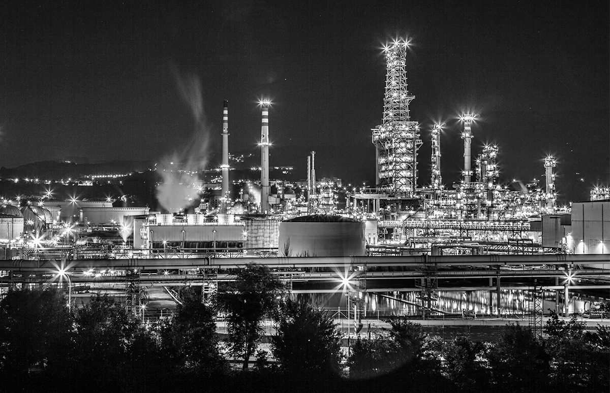 Fotografia nocturna de una refinería de petróleo